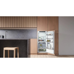 RÉFRIGÉRATEUR INTÉGRABLE 1 PORTE 186L+15L CLASSE E NICHE 122CM PANTOGRAPHES